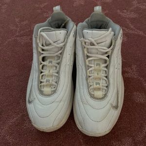 Womens sz. 7.5 NIKE AIR hi top athletic shoes in good condition worn three times